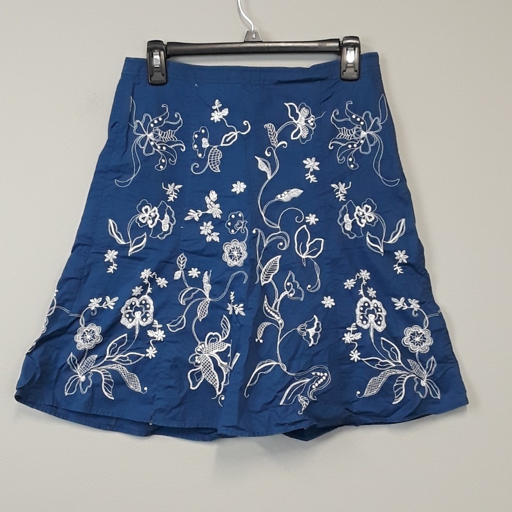 ANN‎ Taylor Blue & White Floral embroidered Skirt